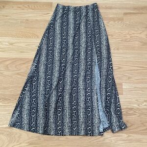 Snakeskin print skirt with side slit